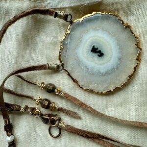 Chan Luu NWOT Leather and Agate Geode Pendant Necklace Gold Layer Choker or Long